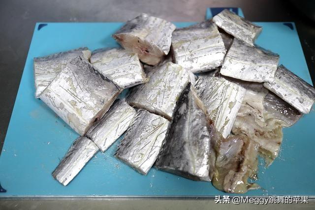 清蒸带鱼最正宗的做法（花100元买条大带鱼）(7)