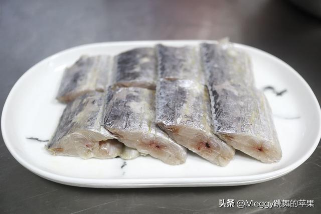 清蒸带鱼最正宗的做法（花100元买条大带鱼）(8)